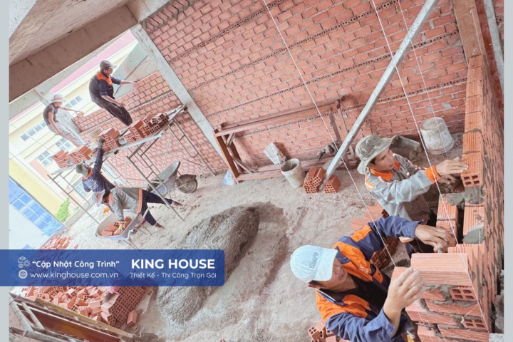 Tiến Độ Nhà Phố Nguyễn Hiến Lê – Giai Đoạn Xây Tường Gạch Chuẩn Kỹ Thuật